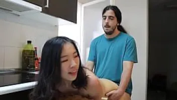 性感的亚洲婊子正享受着阴道的快感,而一个淫荡的男人正在舔着她干燥的阴部